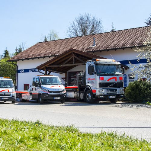 Autodienst Fahnroth Trasching Abschlepp-Fuhrpark vor der Werkstatt