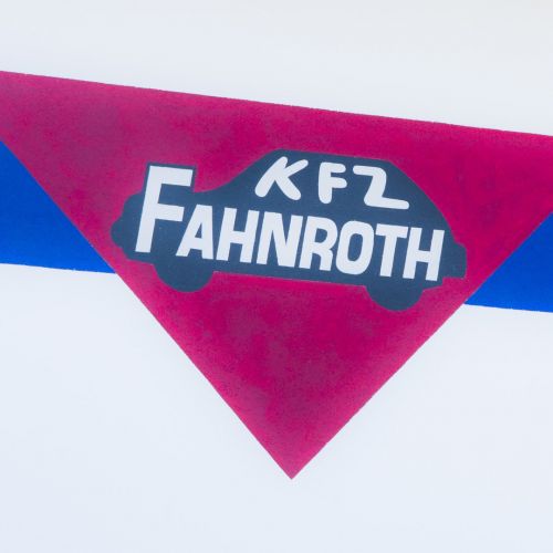 KFZ Fahnroth Foto vom Logo an der Wand