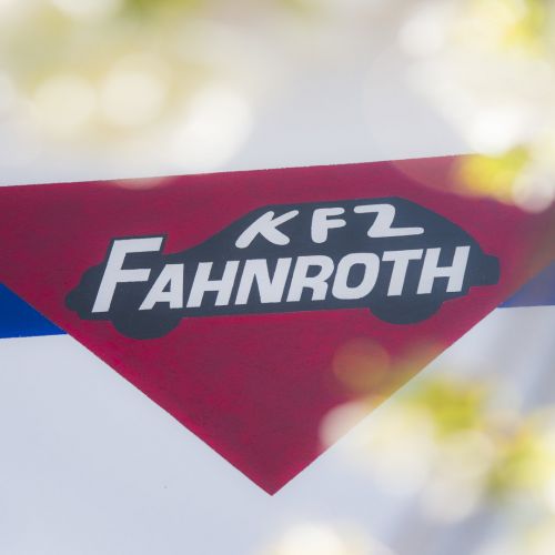 KFZ Fahnroth Logo an der Werkstatt